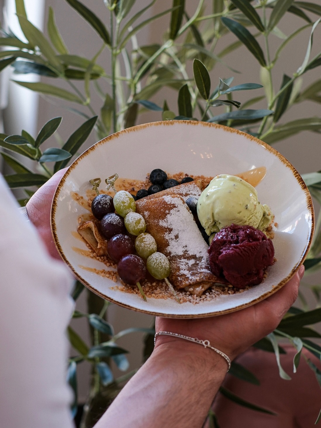 Pkhali – tradiční gruzínské pomazánky z&nbsp;červené řepy a&nbsp;špenátu