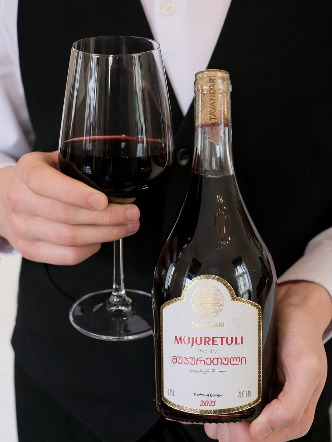 Sklenka gruzínského vína ve Vazi – gruzínská restaurace Praha